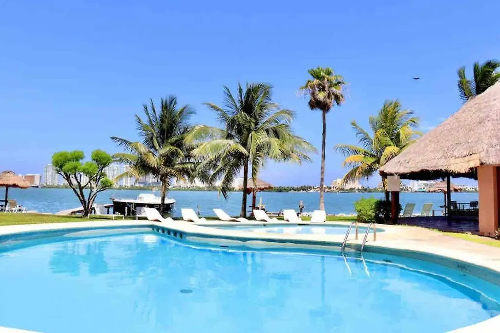 Prime Lagoonfront Apt In Hotel Zone - Walk To Beaches & Nightlife 칸쿤 멕시코