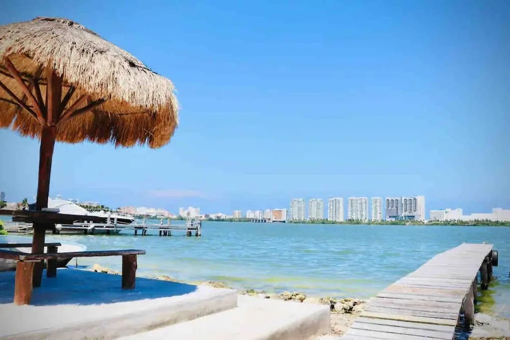 Prime Lagoonfront Apt In Hotel Zone - Walk To Beaches & Nightlife 칸쿤 멕시코