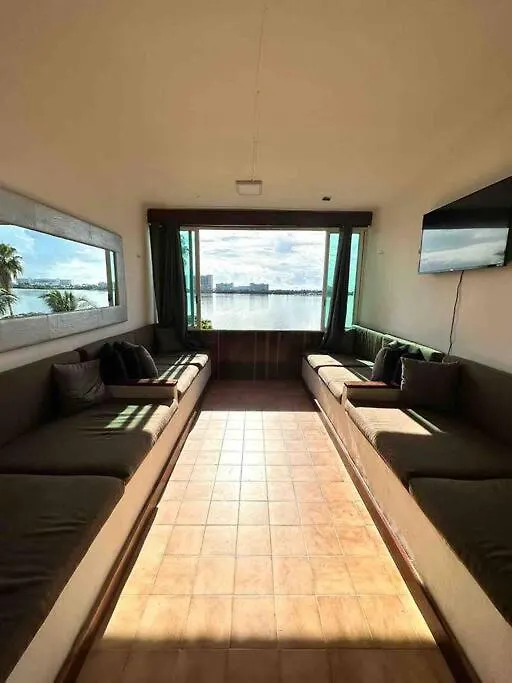 Prime Lagoonfront Apt In Hotel Zone - Walk To Beaches & Nightlife 칸쿤 아파트